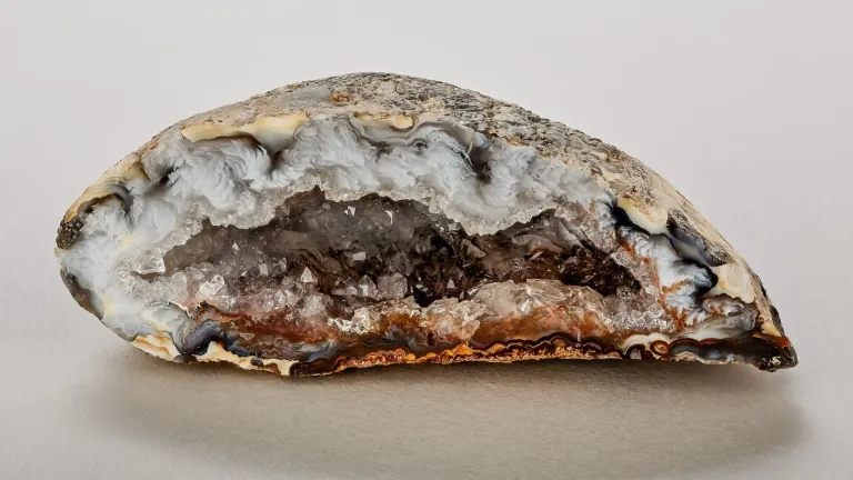 Agate Geode with Quartz crystals 01